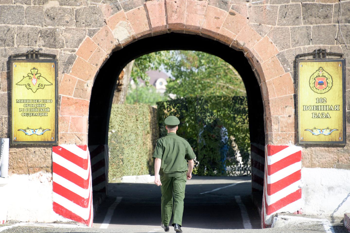 Russian war deserter forced to return after detention in Armenia