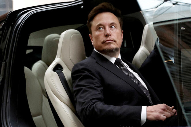 Elon Musk dans une voiture Tesla, à Pékin, en Chine, le 31 mai 2023.