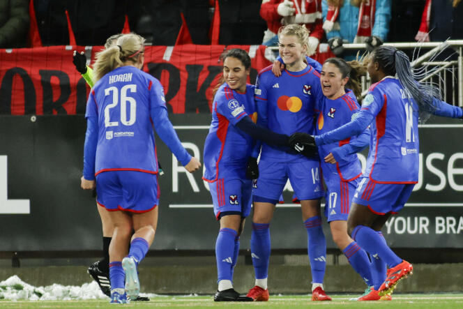 La delantera noruega Ada Hegerberg celebra su gol con sus compañeros de equipo después de darle al Olympique Lyonnais la ventaja en su partido de la fase de grupos de la Liga de Campeones contra el Brann en Bergen, Noruega, el 21 de diciembre.