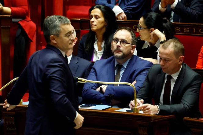 L’ancien ministre de la santé Aurélien Rousseau (au centre), à l’Assemblée nationale, le 19 décembre 2023.