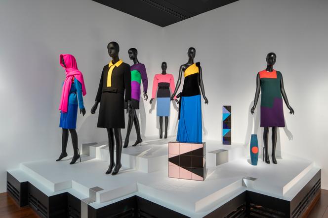 Decoraciones y obras de Claudia Wieser visibles en la exposición “Yves Saint Laurent. Formes”, presentada en el Museo Yves Saint Laurent hasta el 14 de enero.