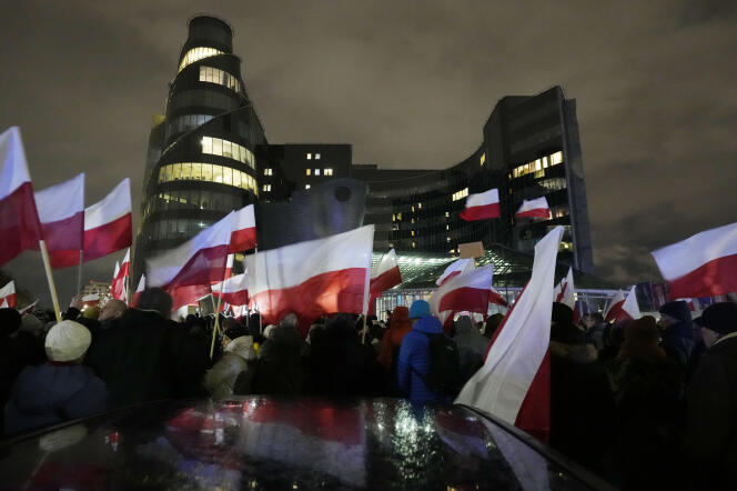 Wiec zwolenników partii PiS przed siedzibą polskiej telewizji publicznej TVP przeciwko działaniom nowego rządu, 20 grudnia 2023 r. w Warszawie. 
