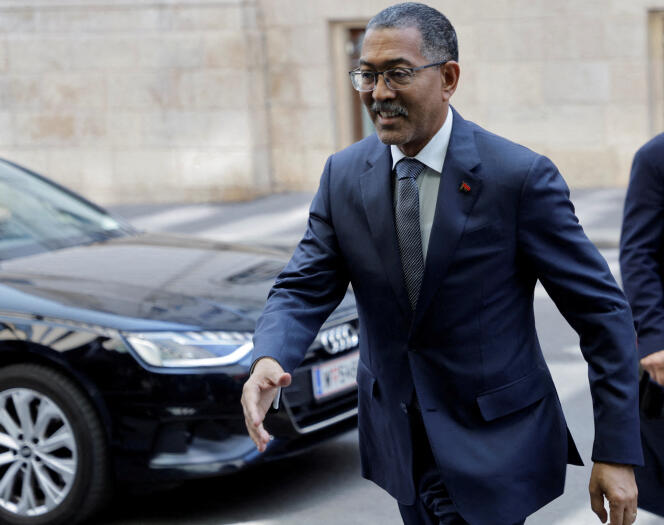 El ministro angoleño de Recursos Naturales, Petróleo y Gas, Diamantino Pedro Azevedo, el 3 de junio de 2023, a su llegada a la sede de la OPEP, en Viena, para una reunión.