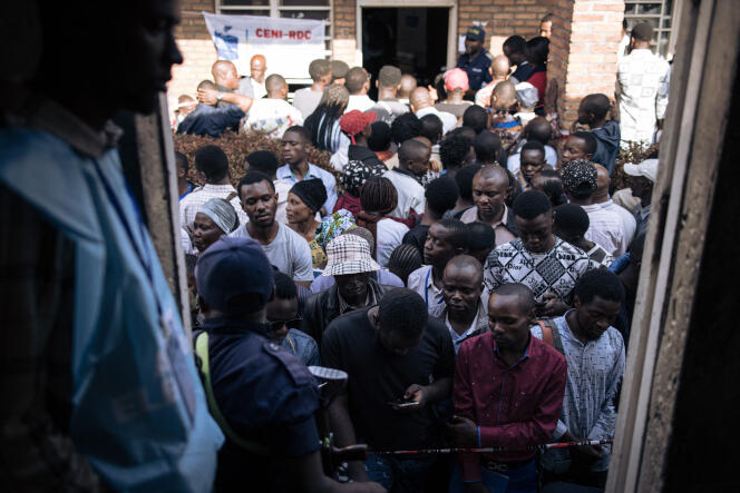 A Goma, dans l’est de la République démocratique du Congo (RDC), des centaines de Congolais attendent de pouvoir voter pour les élections générales le 20 décembre 2023.