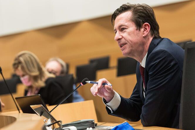 Steven Creyelman, del partido Vlaams Belang, durante una sesión del Comité de Salud e Igualdad de Oportunidades de la Cámara de Representantes, en el Parlamento Federal, sobre la vacunación obligatoria, en Bruselas, el 16 de febrero de 2022.