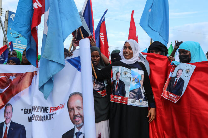 La réélection du président turc Recep Tayyip Erdogan, le 28 mai 2023, a été célébrée dans les rues de Mogadiscio, en Somalie, dès le lendemain. 