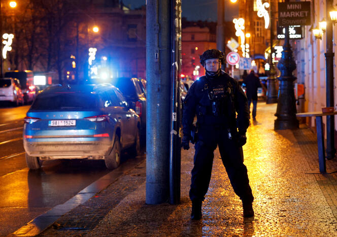 Un agente de policía cerca de la zona evacuada tras el tiroteo en la Universidad de Praga, el 21 de diciembre de 2023.