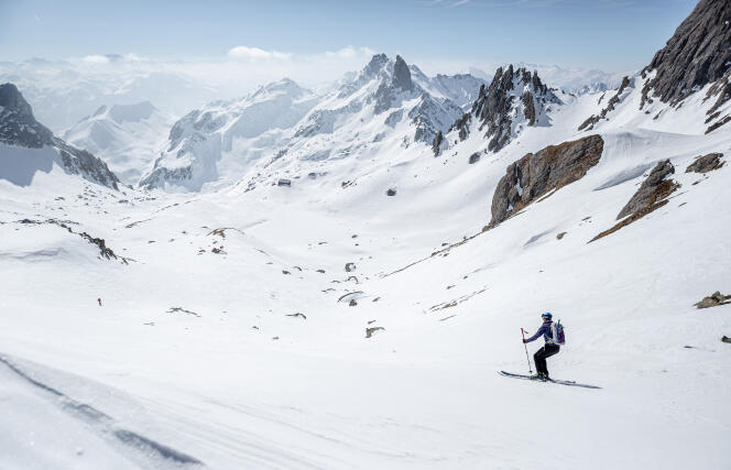 Two mountaineers descend on skis in the Beaufort massif of Piera Menta in Areche-Beaufort (Savoie), March 6, 2023.