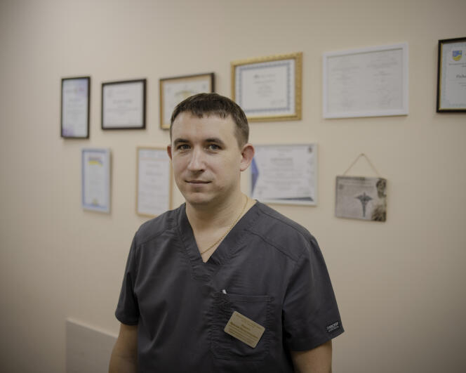 Yarloslav Radyoga, 35 ans, spécialiste de l’endoscopie chirurgicale à l’hôpital de Vinnytsia, en Ukraine, le 14 décembre 2023.