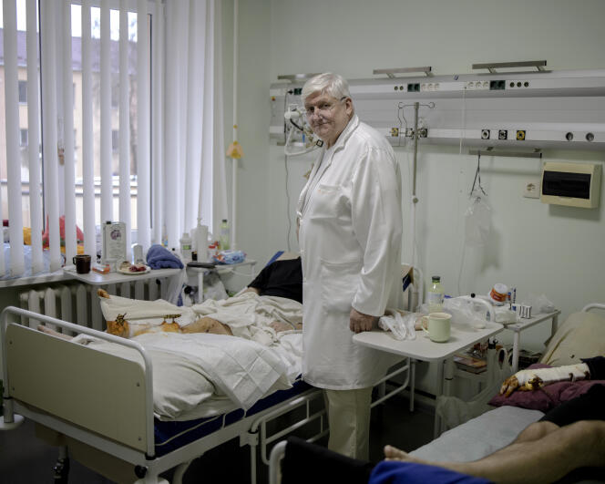 Viatcheslav Maïko, directeur du service de traumatologie auprès de ses patients, à Vinnytsia, en Ukraine, le 14 décembre 2023.