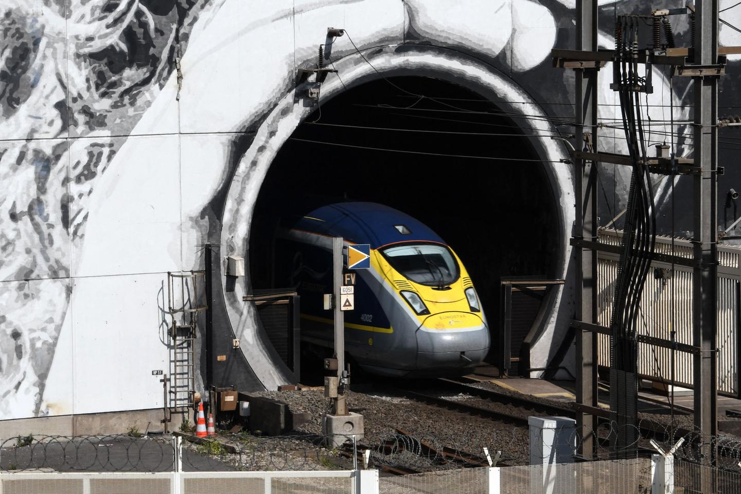 Channel tunnel strike blocks all rail travel