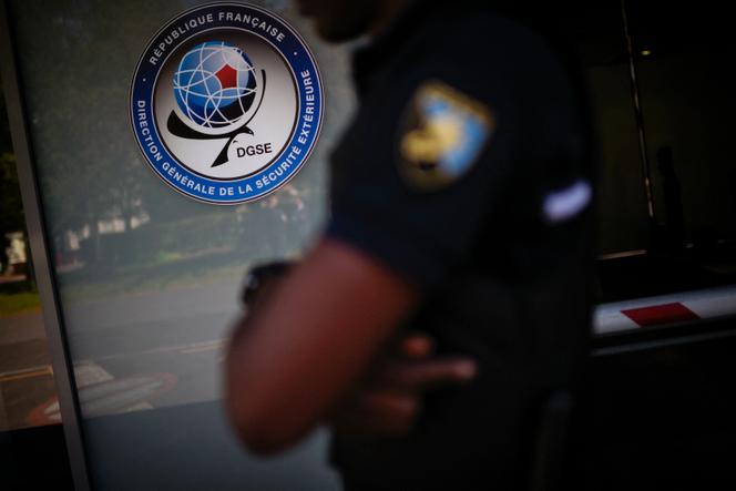 Un agente de seguridad en la sede de la Dirección General de Seguridad Exterior (DGSE), en París, el 4 de junio de 2015.