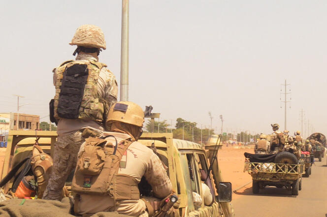 Las tropas francesas, bajo escolta nigerina, se retiran de Niamey el 10 de octubre de 2023. 