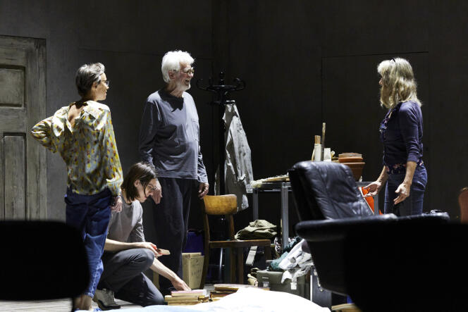 Krystian Lupa (centro) durante los ensayos de la obra “Les Emigrants” en la Comédie de Genève, Suiza, en la primavera de 2023.