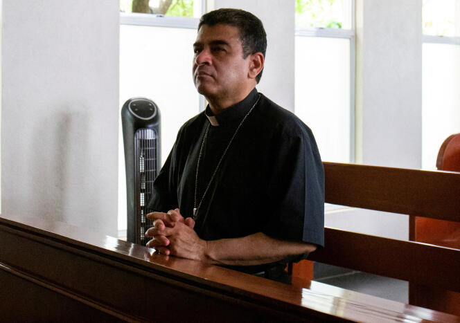 El obispo de Matagalpa, Rolando Álvarez, en la iglesia católica de Managua, 20 de mayo de 2022. 