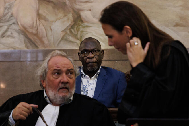 El ex funcionario ruandés Séraphin Twahirwa, detrás de sus abogados, Vincent y Juliette Lurquin, en el tribunal de Bruselas, el 9 de octubre de 2023.