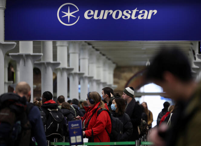Los pasajeros hacen cola frente a las puertas de salida de la terminal del Eurostar en la estación internacional de St Pancras, mientras los servicios se reanudan después de la huelga del jueves en el Eurotúnel, en Londres, Gran Bretaña, el 22 de diciembre de 2023. 