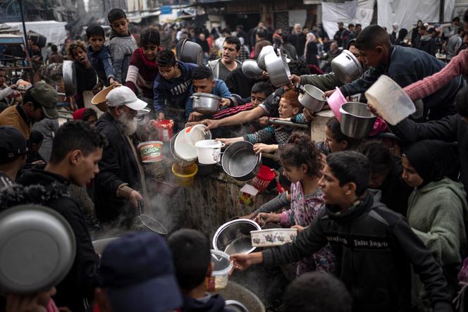 Durante una distribución de alimentos, en Rafah, en la Franja de Gaza, el 21 de diciembre de 2023.