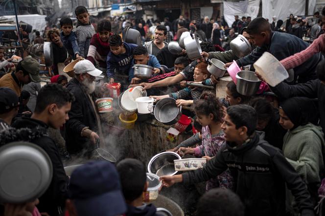 Lors d’une distribution de nourriture, à Rafah, dans la bande de Gaza, le 21 décembre 2023.