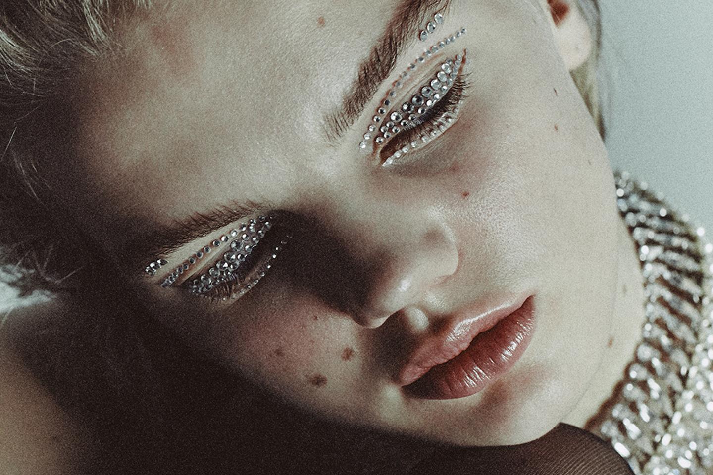 Diamantes de imitación, diamantes falsos y accesorios reales.