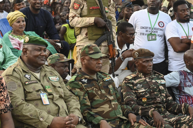 El coronel Mamane Sani Kiaou, el general Moussa Salaou Barmou y el coronel Ibroh Bachirou, los tres miembros del Consejo Nacional para la Salvaguardia de la Patria (CNSP), en Niamey, el 10 de septiembre de 2023.