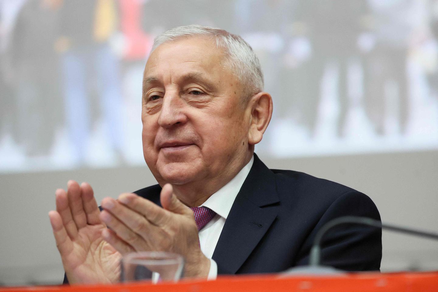 Russian Communists name veteran to run against Putin