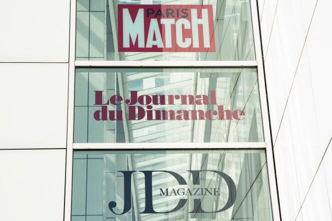 Cette photographie prise le 27 juin 2023 montre le logo des journaux français « Paris Match », « Le Journal du dimanche » et « JDD Magazine », sur la façade de l’immeuble de Lagardère News, à Paris.