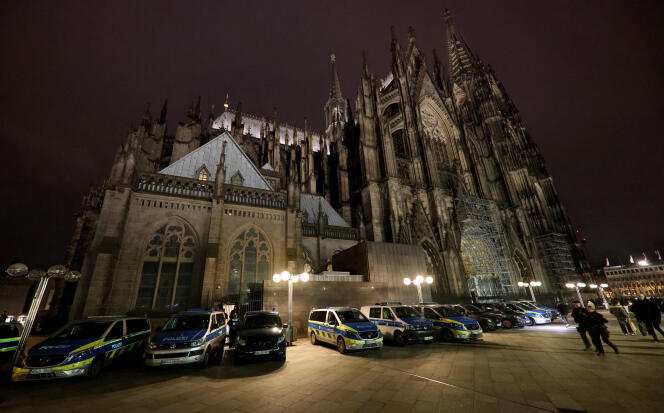 Deutsche Polizei umzingelt am 23. Dezember 2023 den Dom in Köln.