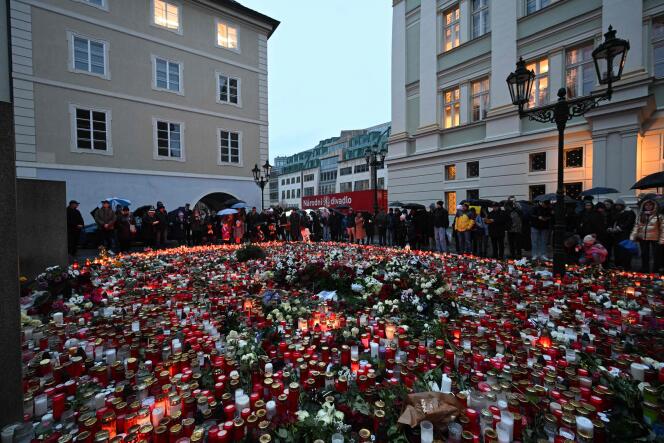 Homenaje a las víctimas de la masacre de la Universidad de Praga, sábado 23 de diciembre. 