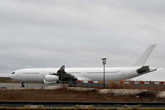 L’Airbus A340 de la compagnie Legend Airlines, immobilisé sur le tarmac de l’aéroport de Vatry (Marne), le 23 décembre 2023.