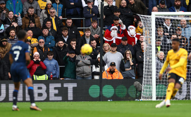 Los seguidores de Wolverhampton se vistieron como Santas durante el partido de los Wolves contra el Chelsea, el 24 de diciembre de 2023 en Wolverhampton.