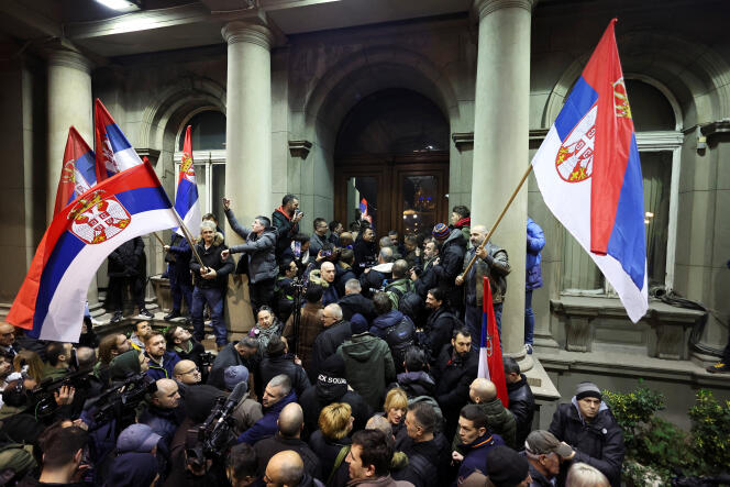 Elections en Serbie : à Belgrade, la police tente de contenir une  manifestation de l'opposition contre la fraude électorale présumée
