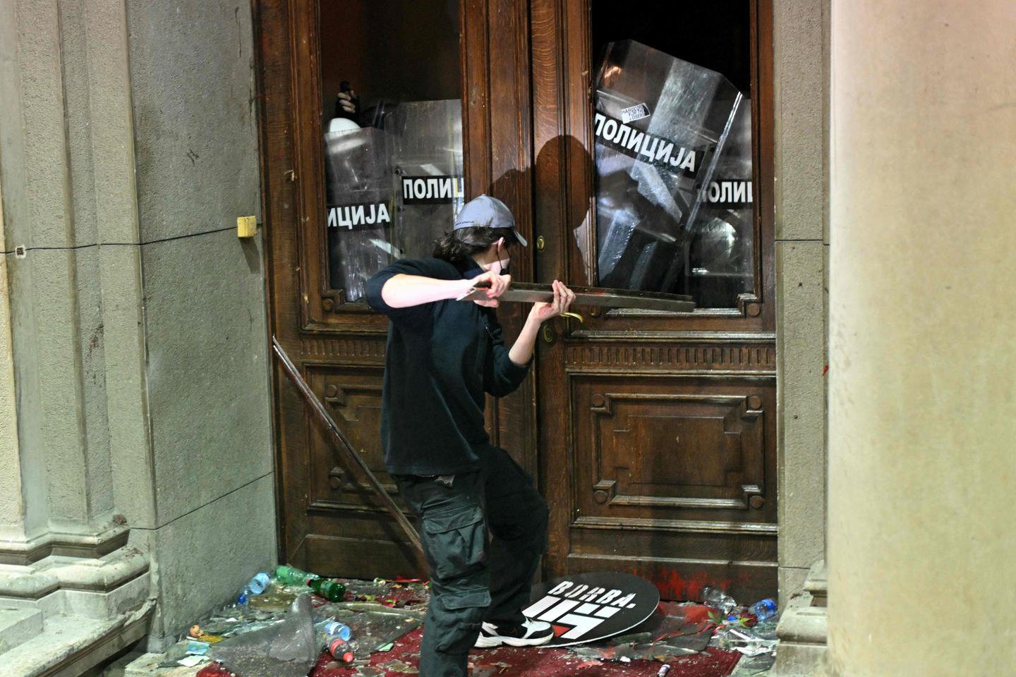 Hundreds try to storm Belgrade city hall, allege electoral fraud in parliamentary elections