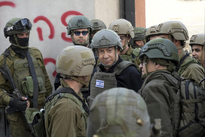El primer ministro israelí, Benjamin Netanyahu, recibe una sesión informativa sobre seguridad con comandantes y soldados en el norte de la Franja de Gaza, el 25 de diciembre de 2023. 