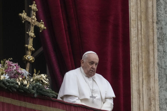 El Papa Francisco se prepara para pronunciar su discurso “urbi et orbi” en la Basílica de San Pedro en el Vaticano el 25 de diciembre de 2023. 