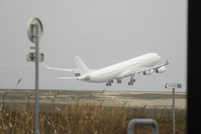 El avión detenido en el aeropuerto de Vatry despega el 25 de diciembre de 2023. 