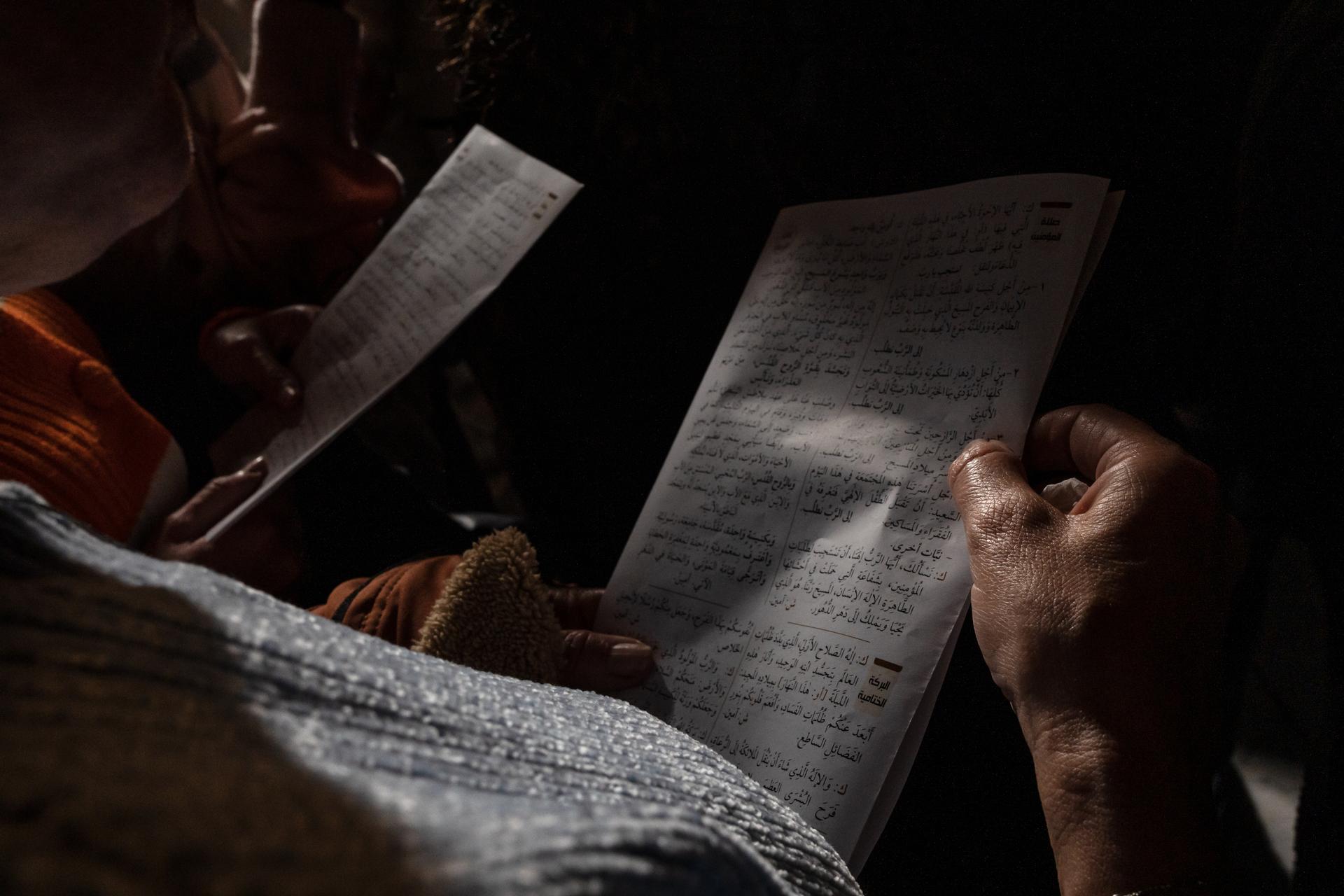 Mujeres rezan en la cueva, en Belén, Cisjordania, el 25 de diciembre de 2023.