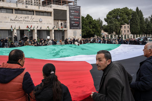 Una bandera palestina se exhibe en la Plaza del Pesebre en Belén, Cisjordania, el 24 de diciembre de 2023. 