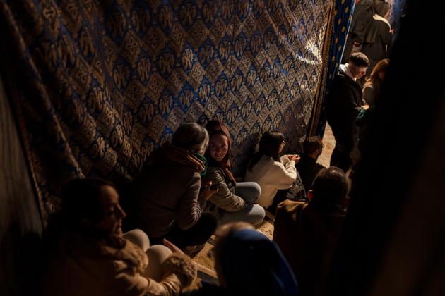 La entrada a la Cueva de la Natividad, que se cree que es el lugar de nacimiento de Cristo, debajo de la Iglesia de la Natividad, en Belén, Cisjordania, el 24 de diciembre de 2023. 