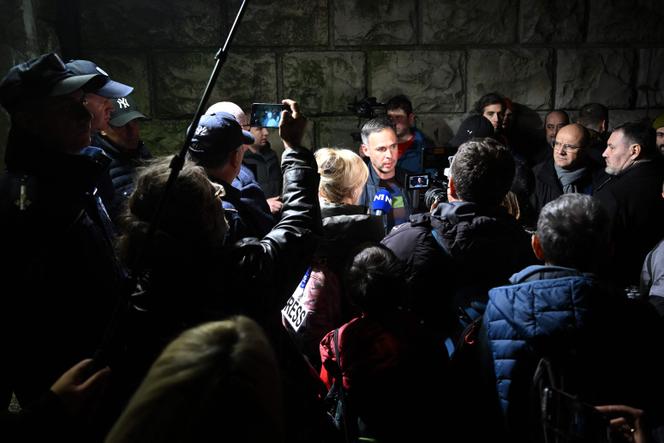 Ένας από τους ηγέτες του συνασπισμού της σερβικής αντιπολίτευσης Σερβία κατά της βίας, ο Μίροσλαβ Άλεξιτς, μιλά στα μέσα ενημέρωσης στο περιθώριο διαδήλωσης στις 25 Δεκεμβρίου 2023.