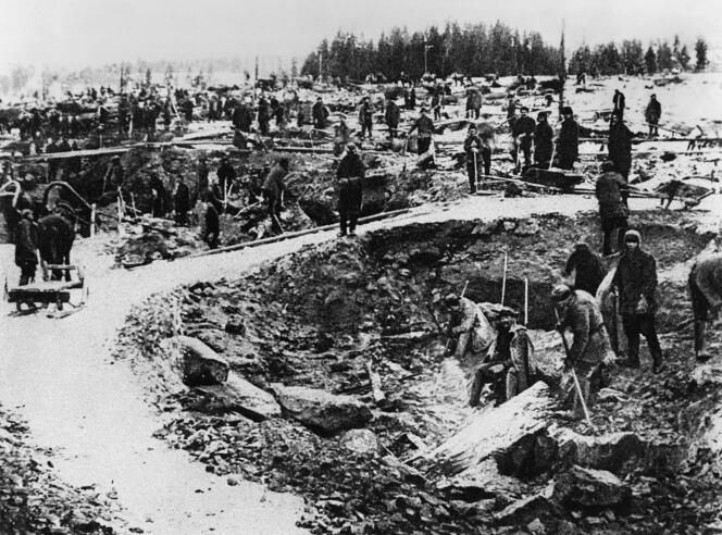 Des prisonniers de camps de concentration soviétiques, sur le chantier du canal de la mer Blanche, l’un des premiers ouvrages staliniens réalisés par des détenus, au nord-ouest de la Russie, entre 1931 et 1933.