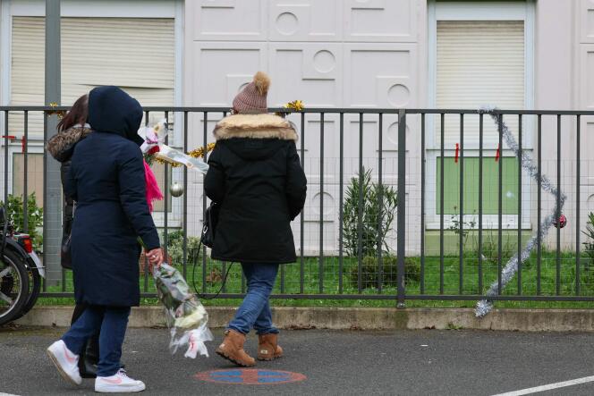 Devant l’immeuble de Meaux (Seine-et-Marne) où ont été retrouvés les corps d’une mère et de ses quatre enfants, le 26 décembre 2023. 