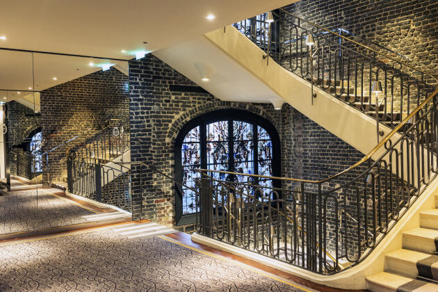 L’escalier de l’hôtel Royal Monceau, à Paris, en décembre 2023.