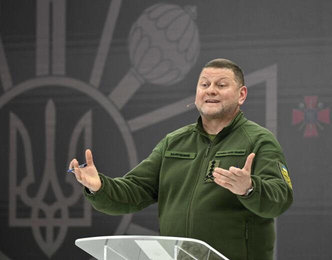 Chef van de generale staf van Oekraïne Valery Zalozhny tijdens een persconferentie in Kiev op 26 december 2023.