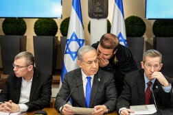 Au centre, Benyamin Nétanyahou, lors d’une réunion de son cabinet au ministère israélien de la défense, à Tel Aviv, le 24 décembre 2023.