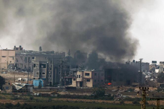 A la frontière de la bande de Gaza, le 27 décembre 2023, des volutes de fumée à la suite de bombardements israéliens sur le territoire palestinien.