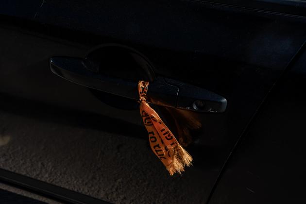 An orange ribbon, symbol of the movement that opposed the evacuation of settlers from the Gaza Strip in 2005, in Shomria (Israel), December 19, 2023.