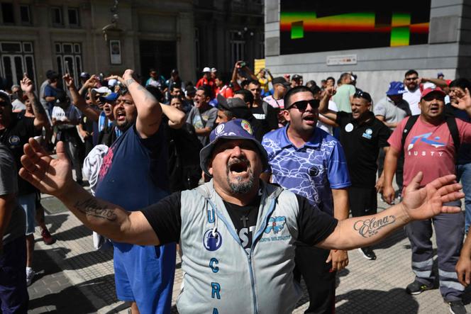 Διαδήλωση που οργανώθηκε από το Σωματείο Εργαζομένων Αργεντινής ενάντια στις μεταρρυθμίσεις του Προέδρου Χαβιέ Μιλέι, μπροστά από το δικαστήριο στο Μπουένος Άιρες, 27 Δεκεμβρίου 2023.