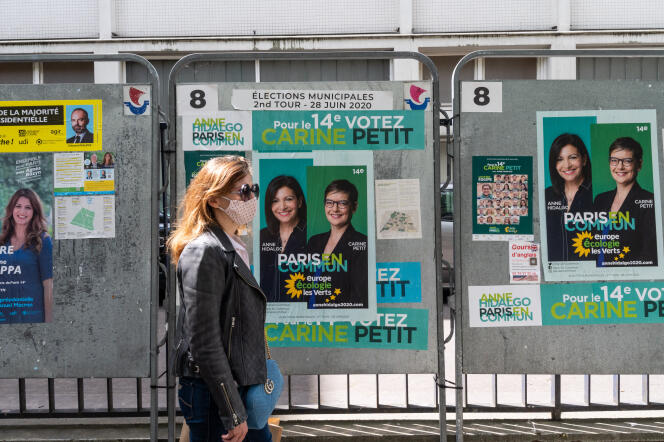 Affiches pour l’élection municipale, à Paris, le 29 juin 2020. 