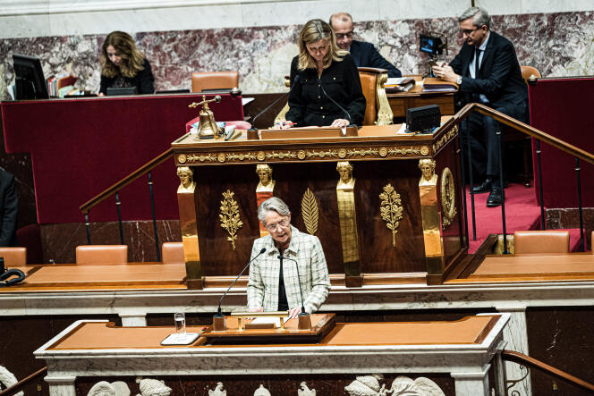 Elisabeth Borne lors de la lecture définitive, à l'Assemblée nationale, du projet de loi de finances pour 2024, à Paris, le 19 décembre 2023.